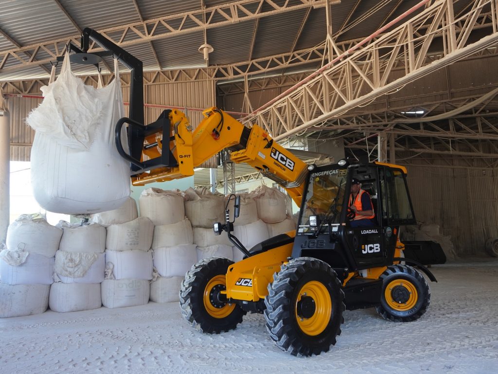 Loadall 530-70 com big bag ajudando no transporte de fertilizante